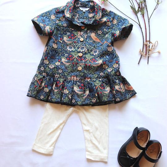 《creema 限定　クーポン付》いちご泥棒使用　フリル付き総柄シャツ