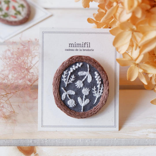 刺繍ブローチ〈白いお花ミックス〉