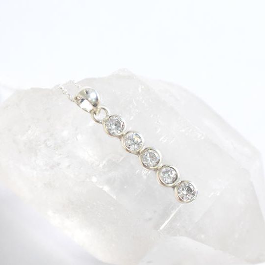 シンプルだけど存在感のあるキュービックジルコニアのネックレス