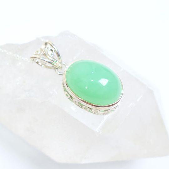 爽やかなマスカットグリーン色クリソプレーズのシルバーネックレス
