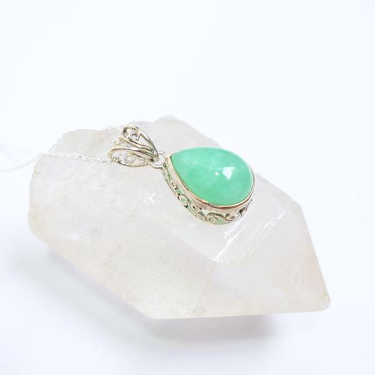 爽やかなマスカットグリーン色のクリソプレーズのシルバーネックレス