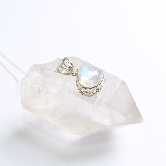 神秘的に輝くレインボームーンストーンのシルバーネックレス