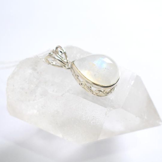 神秘的に輝くレインボームーンストーンのシルバーネックレス