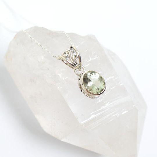 美しいペパーミントグリーン色グリーンアメシストのシルバーネックレス