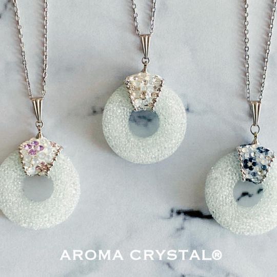 アロマクリスタル＆スワロフスキーの華リースネックレス
