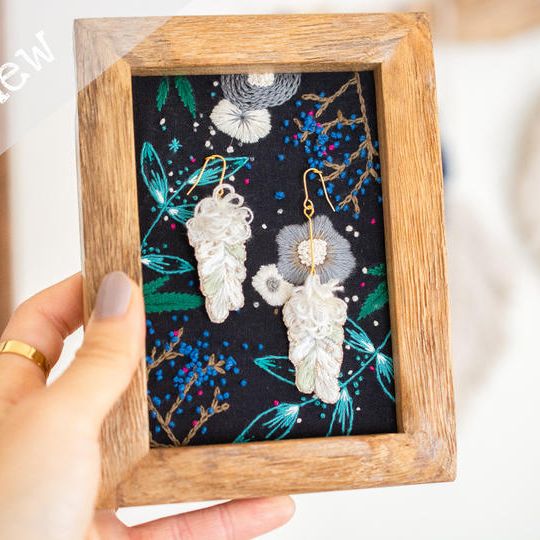 絵画のように飾れる刺繍耳飾り／エスニックカラー