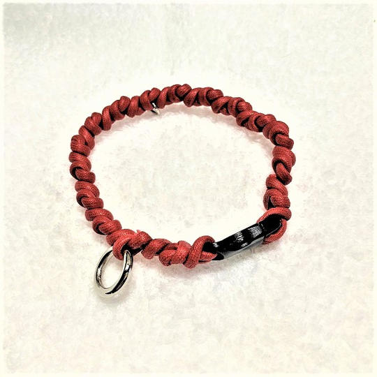 情熱的な真っ赤なマクラメ編みの犬首輪