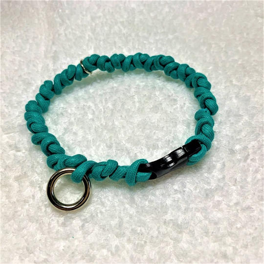 エメラルドグリーン色のマクラメ編みの犬首輪