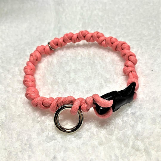 愛らしいピンクのマクラメ編みの犬首輪