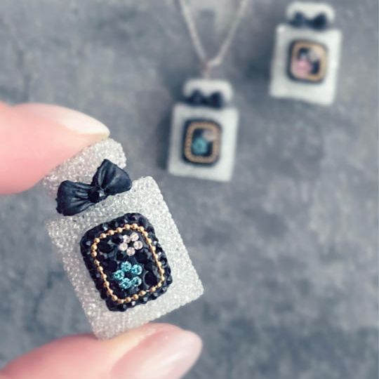 小さなキュートな香水瓶ブローチ・ネックレス