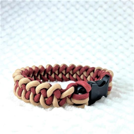 ベージュと赤茶のマクラメ編みの首輪