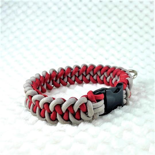 赤とライトグレーのマクラメ編み首輪