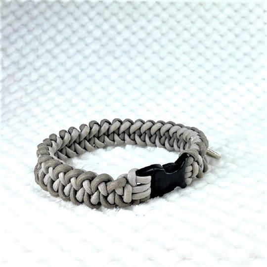 グレーとライトグレーのマクラメ編み首輪