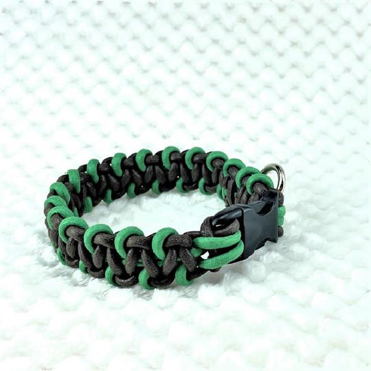 エメラルドグリーンとダークブラウンのマクラメ編み綿ロープ首輪