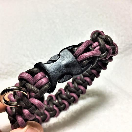 レーズンとダークブラウンのマクラメ編み綿ロープ首輪