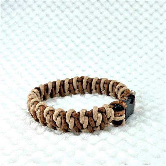 ベージュとキャメルのマクラメ編み綿ロープ首輪