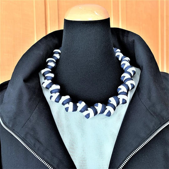 さわやかネイビーブルーとアイボリーのマクラメ編みチョーカー