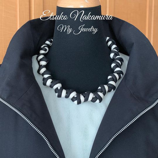 ブラック&アイボリーのシンプルすっきりネック＆チョーカー