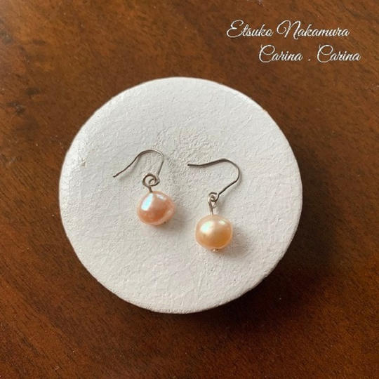 淡いピンクの淡水パールピアス