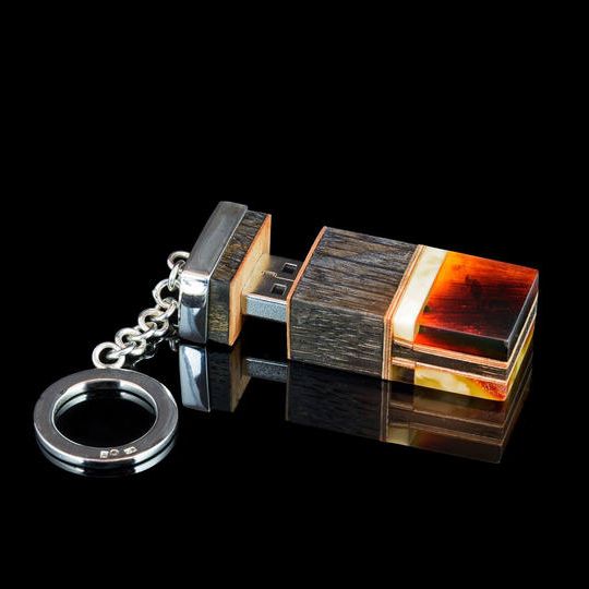 琥珀のUSBドライブ