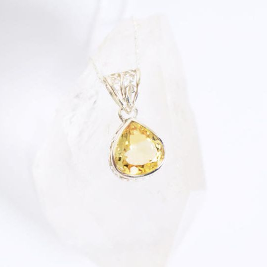 レモン色に輝く黄水晶シトリンのシルバーネックレス