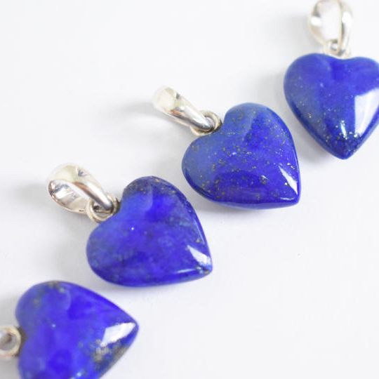 ラピスラズリのハートのネックレス