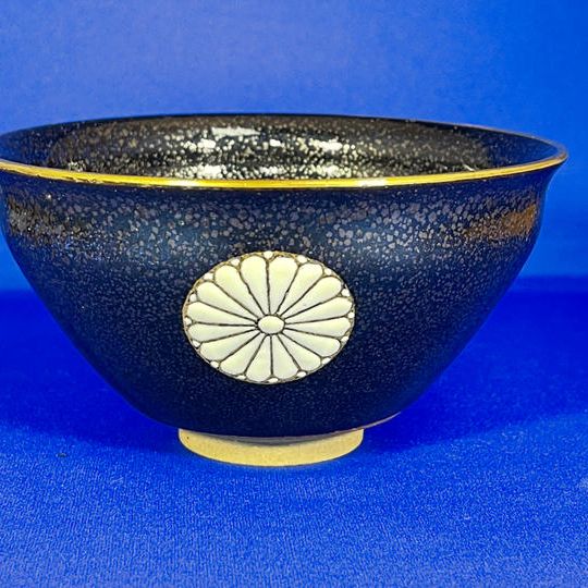 【特別グッズ】菊花紋入り抹茶碗(黒)