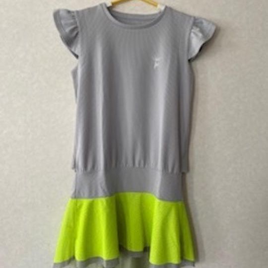 【袖フリルワンピース】１枚　カラー：３種類