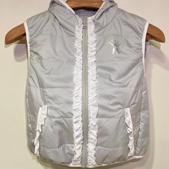 【薄手キルティングフリルベスト】１枚　カラー：４種類