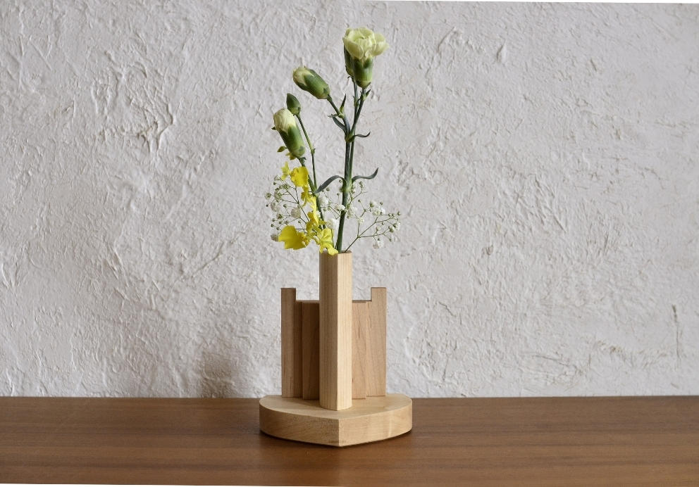 厨子の隣りに 花挿し - (“祈り”を身近に、心に癒しを。木工一筋43年の