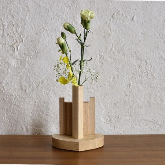 厨子の隣りに 花挿し