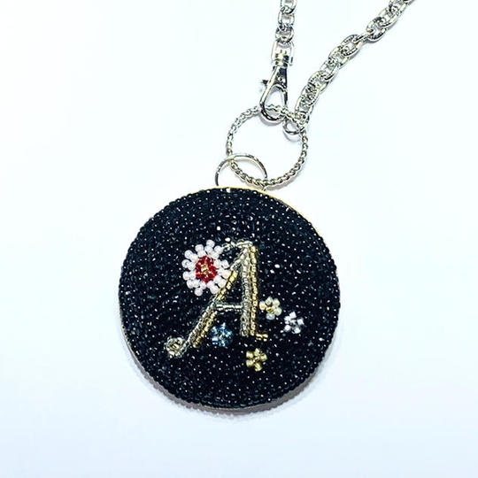 ビーズ刺繍イニシャルハンドバッグチャーム