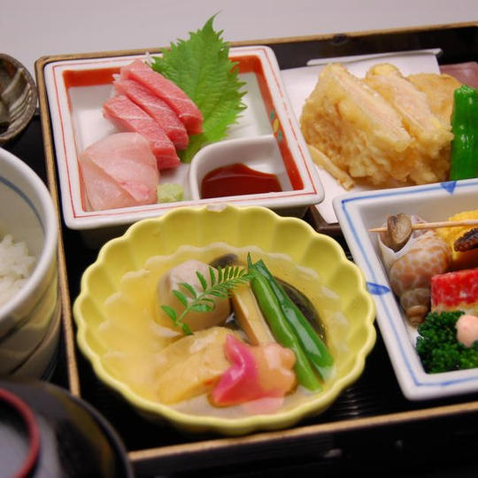 松花堂弁当＋どらまめ料理＋お土産（黒豆の生カステラ1本、黒豆吟醸酒ケーキ1本、黒豆玄米ご飯6食）付き　お一名様分