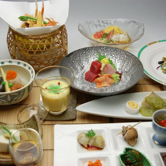 金田屋の会席コース（どらまめ特別料理）お土産（黒豆玄米ご飯2個、生カステラ2本）付き　お二人様分