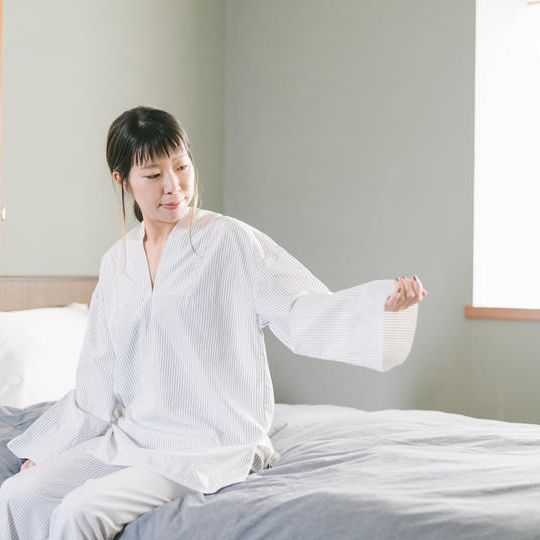 肌に優しく柔らかい触り心地の洗えるシルクパジャマ