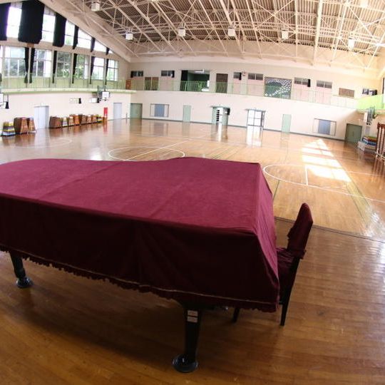 電子メールにてお礼状＆記念誌にお名前掲載＆記念誌にPDF版＆学校紹介動画＆祝賀会ご招待＆ピアノカバーに企業名（氏名）刺繍