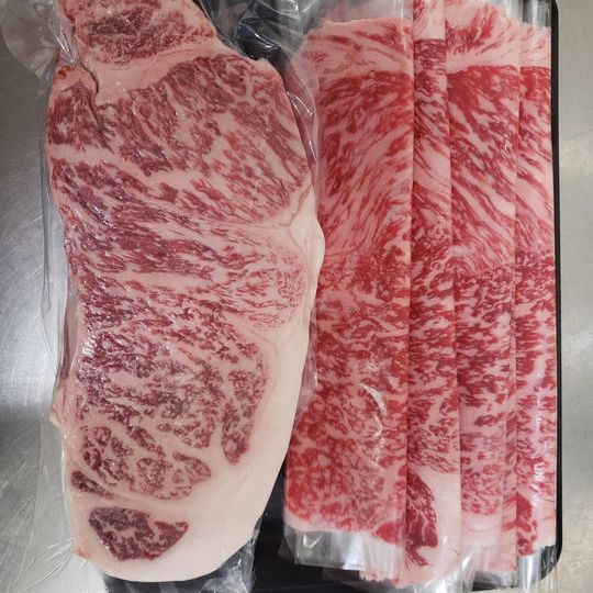 黒毛和牛すき焼き、ステーキセット 2.2Kの大ボリューム