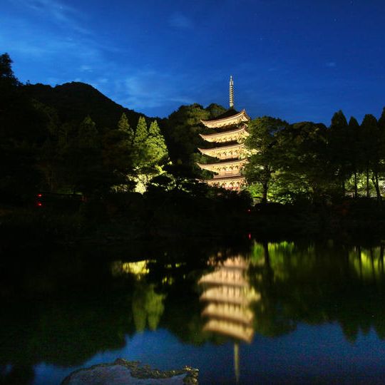 [返礼品G]瑠璃光寺五重塔の完成披露会ご招待、湯田温泉クーポン券、瑠璃光寺五重塔の檜皮入りお守り、祈願・御芳名奉納　他