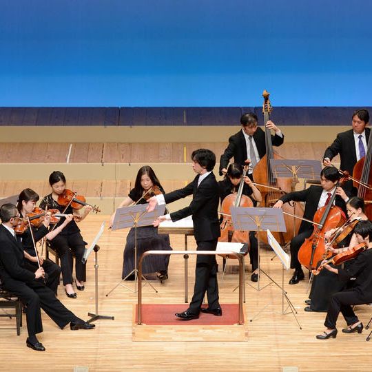 【弦楽オーケストラの出張演奏で応援!】とブルーダルグッズ