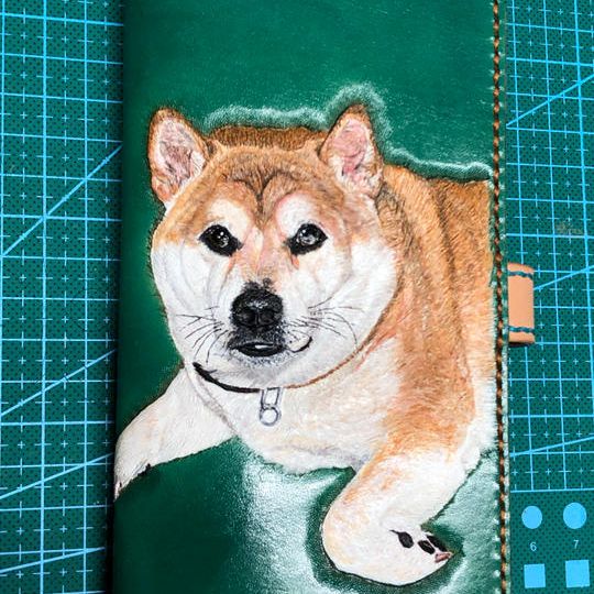 二つ折りタイプの携帯カバー（機種変をしても、中のカバーごと交換すれば穴の位置次第で引き続き使用して頂けます）