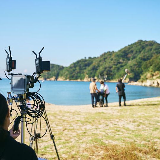 監督サイン入り台本と、監督が案内するロケ地イベント、関係者用パンフレット、ティザーポスターセット