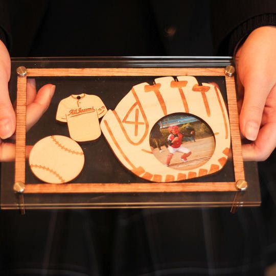 チーム名や大会記録を刻印して思い出の写真と共に飾れる　フォトフレーム