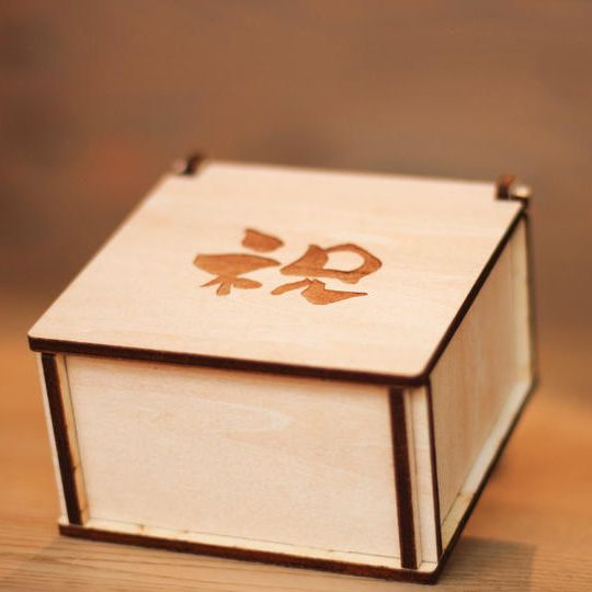 ロゴやメッセージを刻印して大切な物を小物入れと共に