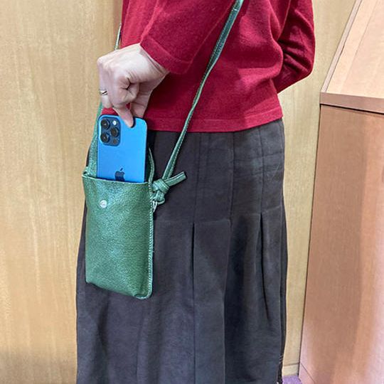 手軽なお出かけに最適！九十九里レザーのスマホポシェット