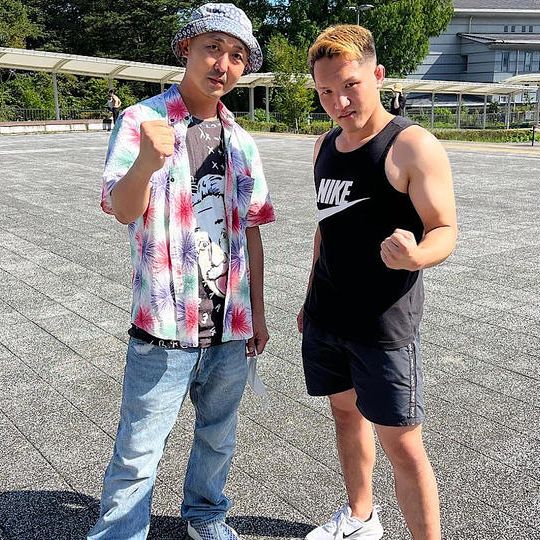 インタビュー番組に出演できる権利&番組ステッカー