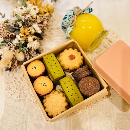 「ギーオイル」と「ギーオイル使用クッキー缶（5種類 合計30枚）」のセット