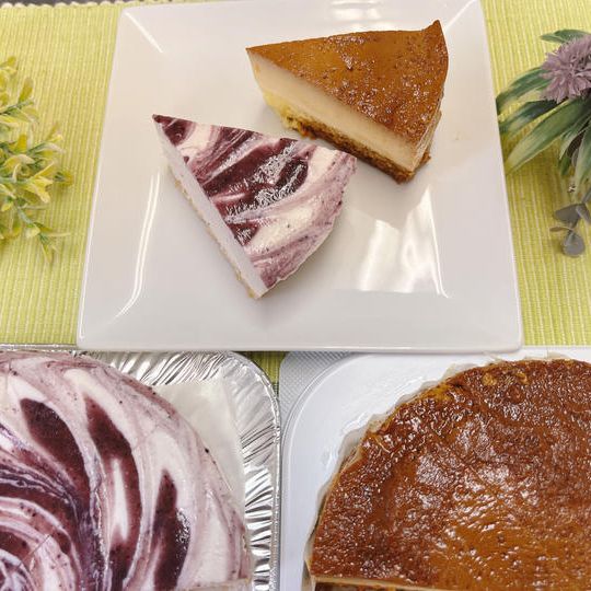 焼プリンケーキとブルーベリーレアチーズケーキ