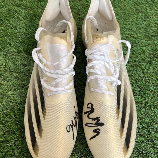 S2:直筆サイン入り実使用スパイク（サッカー選手での最初の公式戦で使用）