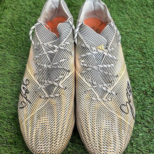 S4:直筆サイン入り実使用スパイク（大怪我から復帰のときの思い出の品）