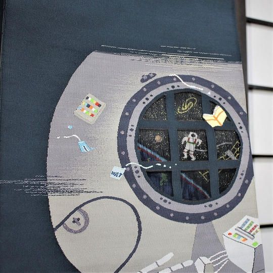 ◉小玉紫泉 作 西陣「爪掻本つづれ織」 帯透かし窓「宇宙船より」